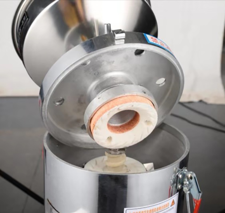 آلة طحن زبدة الفول السوداني